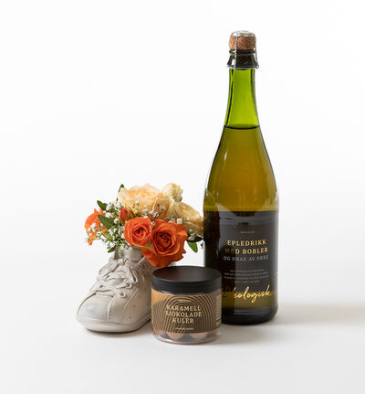 Gylne blomster i babysko med bobler og sjokolade Gylne blomster i babysko med bobler og sjokolade